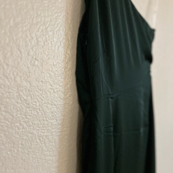 NWOT Dreaming of Elegance Emerald Satin One-Shoulder Maxi Dress - Picture 7 of 8
